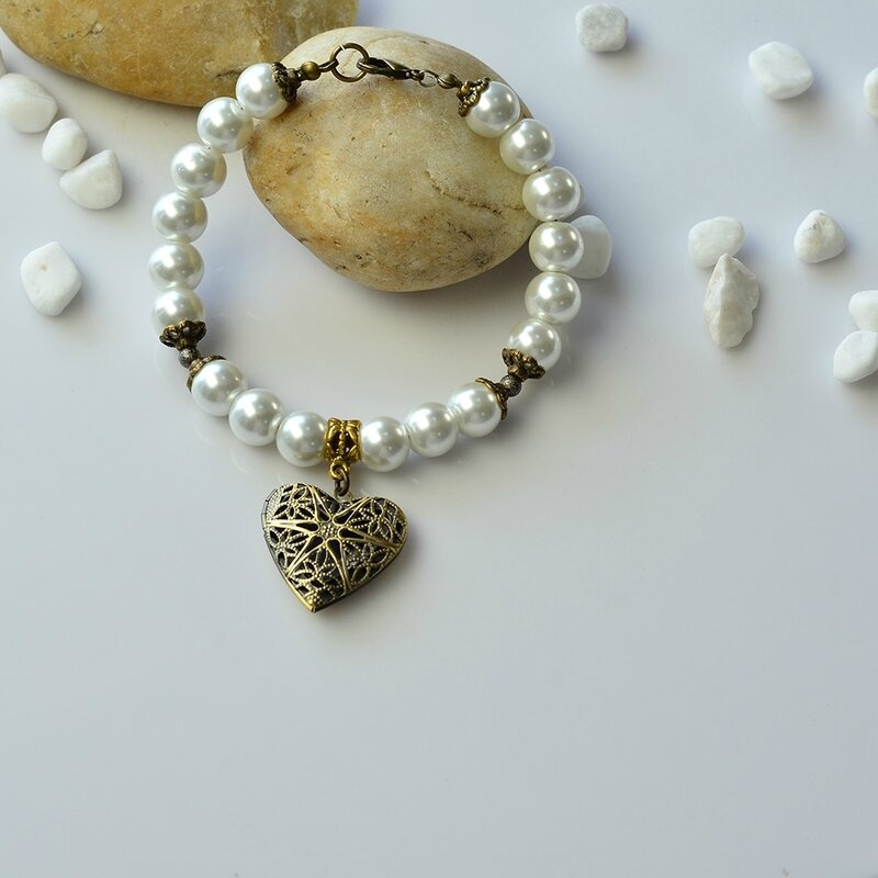 PandaHall-Easy-Tutorial-on-Fashion-Heart-Pendant-Glass-Pearl-Beads-Bracelet-5