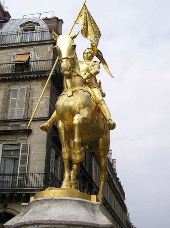 449px_Jeanne_d_arc_place_parisienne