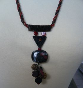collier_V_rouge_d_tail