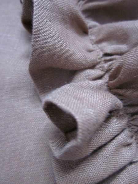 Robe sans manche en lin caramel avec empiècement au dessus de la poitrine, jupe rallongée de 15 cm et ruché entièrement ourlé main réalisé dans le même tissu pour border l'encolure - taille 56 (1)