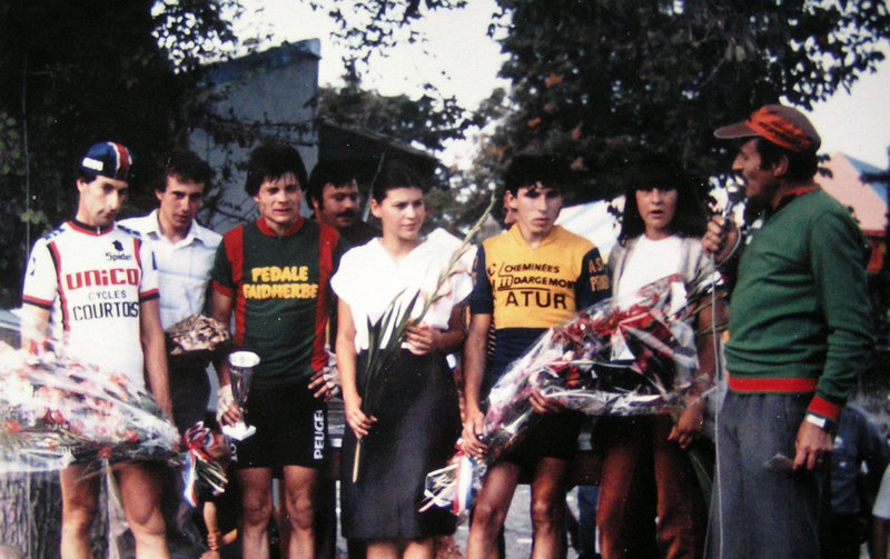 1981 Marsaneix JP Parenteau vainqueur entouré par les coureurs locaux Estève et Arnaudin