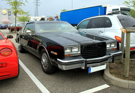Oldsmobile_toronado_brougham_coupe_de_1979__Rencard_du_Burger_King_mai_2010__01