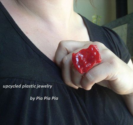 bague rouge en fonte de plastique recyclé by Pia Pia Pia création