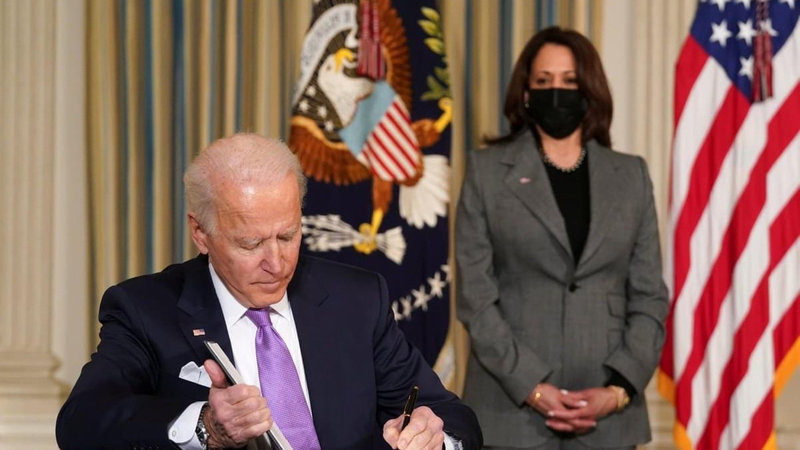 Biden-Signs-Executive-Order- letting illegal immigrants in the U