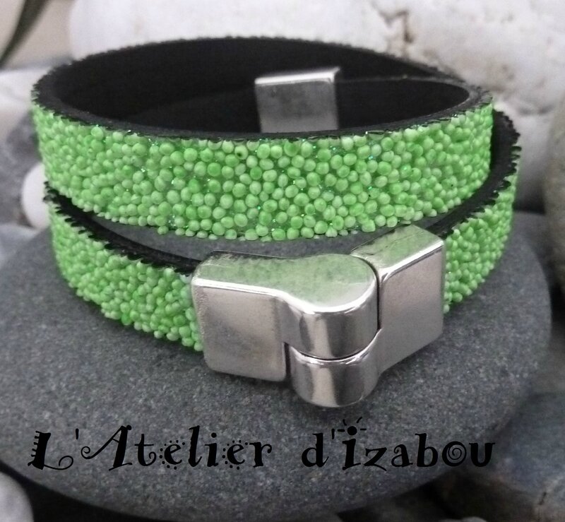 P1130667 Bracelet vert fluo cuir caviar pailleté double tour et breloques robe d'été et escarpin haut talon, fermoir aimanté