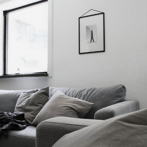 Des coussins posés sur un canapé dans un intérieur au design épuré