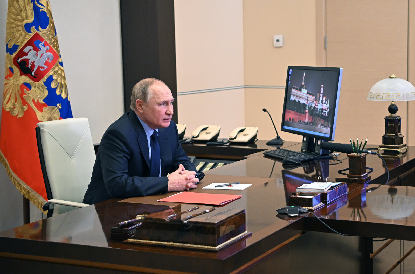 le-president-vladimir-poutine-le-11-fevrier-dernier-depuis-sa-residence-de-novo-ogaryovo-photo-afp-alexey-nikolsky-1644690350