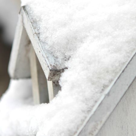 cabane a oiseaux sous la neige