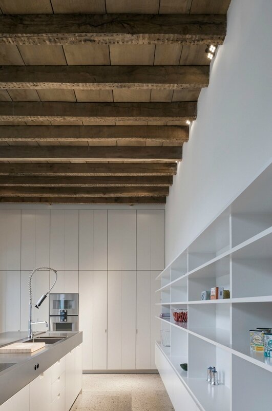 exposed-timber-ceiling-storage