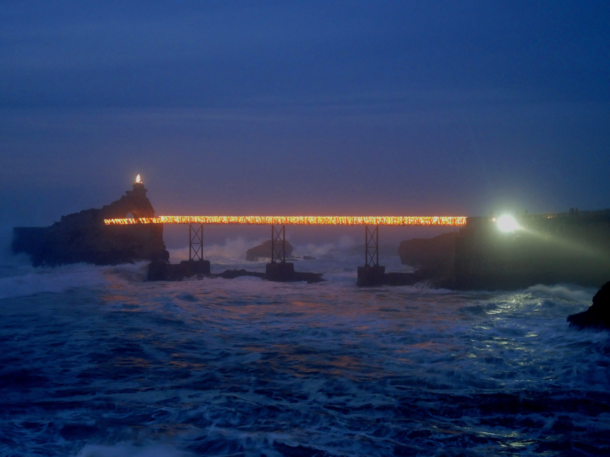 Biarritz, le Rocher de la Vierge illuminé, dec 2023 (64)